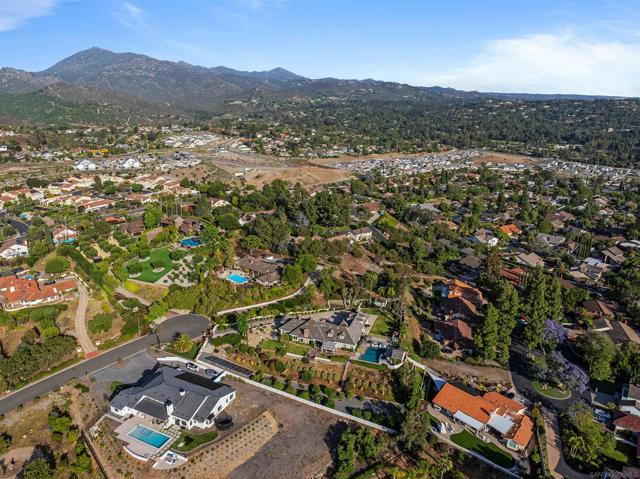 17502 Corte Lomas Verdes, Poway CA: https://media.crmls.org/mediaz/fdd39c37-4423-4d0a-81c1-14a053a06b9d.jpg
