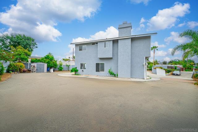119 Smilax Rd, Vista CA: https://media.crmls.org/mediaz/fdd40b26-2b2d-44b2-a644-245c9843fe62.jpg