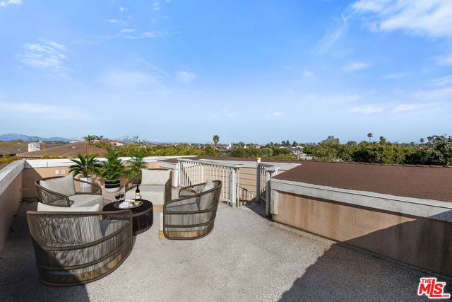 7412 Denrock Avenue, Los Angeles CA: https://media.crmls.org/mediaz/fdd427e6-0bce-4f66-bac5-251e9d6e3572.jpg