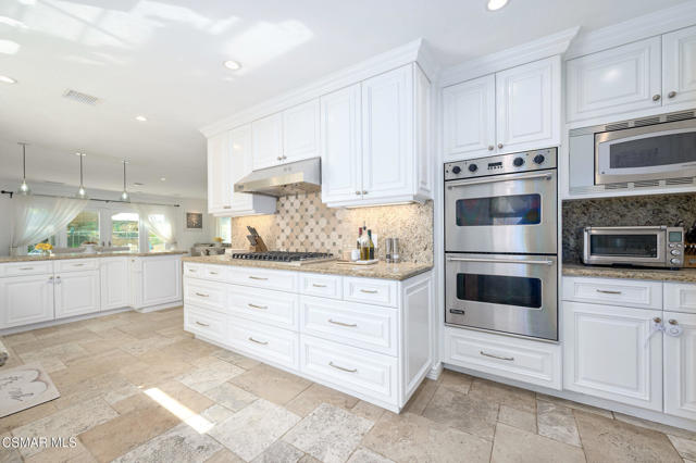 26007 Philrich Circle, Calabasas CA: https://media.crmls.org/mediaz/fdd45474-92fc-435f-a0f9-47e5c347a6ff.jpg