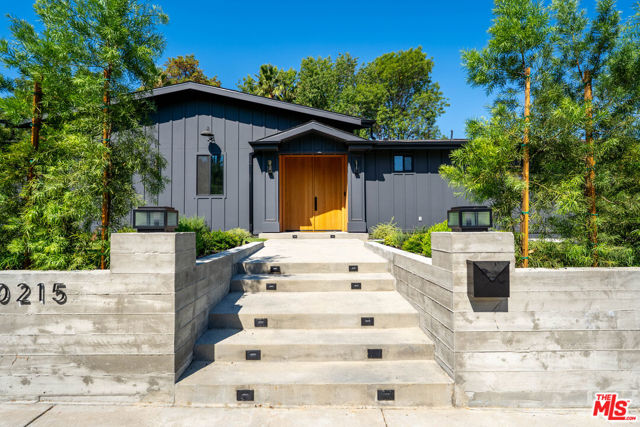 20215 Lorenzana Drive, Woodland Hills CA: https://media.crmls.org/mediaz/fdd6d661-330c-405d-84e1-6fd60da3b069.jpg