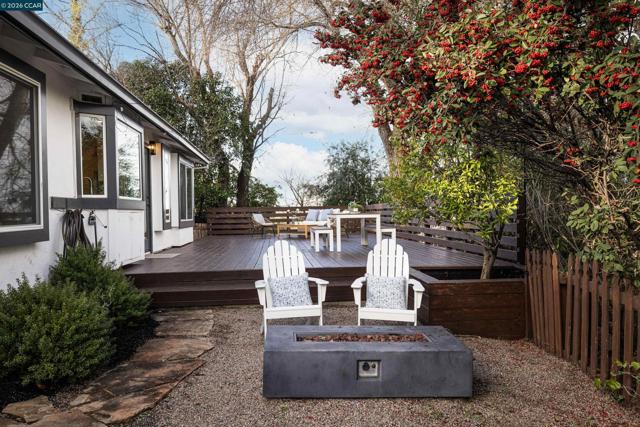 2080 Essenay Ave, Walnut Creek CA: https://media.crmls.org/mediaz/fdd7d309-800d-4dfe-bb80-f237c5afcd36.jpg