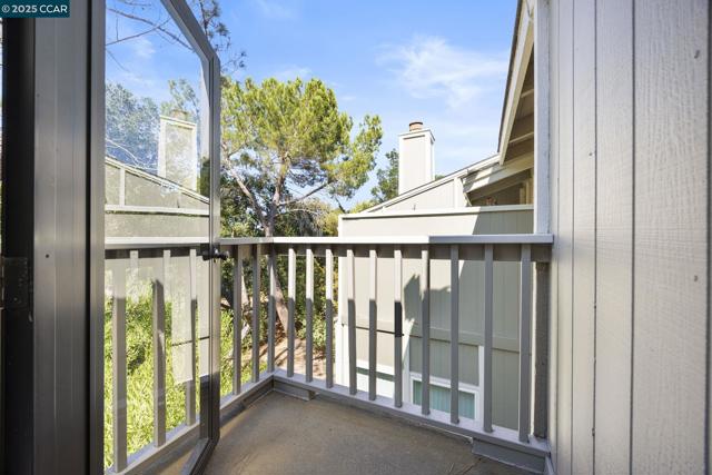 505 Ridgeview Ct, Pleasant Hill CA: https://media.crmls.org/mediaz/fdd7dfb5-05a6-4041-a2e2-350707e64465.jpg