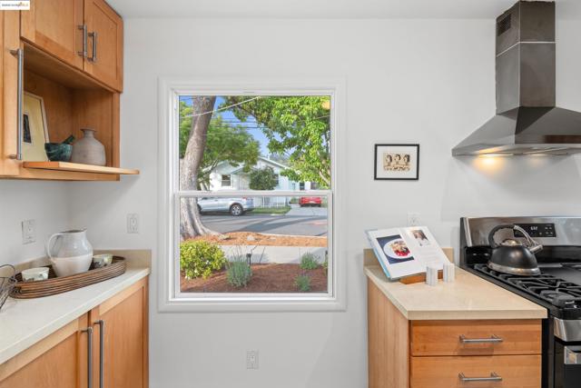 209 Behrens St, El Cerrito CA: https://media.crmls.org/mediaz/fdd7ea5b-512c-4976-935f-f43cd4ef610b.jpg