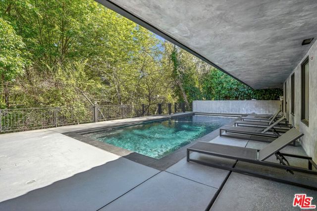 4900 Queen Victoria Road, Woodland Hills CA: https://media.crmls.org/mediaz/fdd81ca4-e591-4268-9584-09c88584fc01.jpg