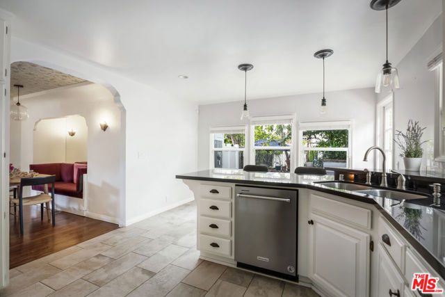 13324 Valley Vista Boulevard, Sherman Oaks CA: https://media.crmls.org/mediaz/fdd83740-7cae-46bb-80f5-438873fc293a.jpg