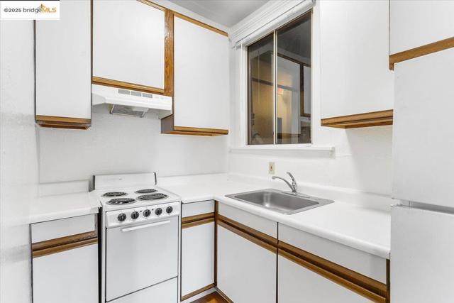 498 25th Street, Oakland CA: https://media.crmls.org/mediaz/fdd96b4d-3217-492e-8a0d-18ed611137ef.jpg