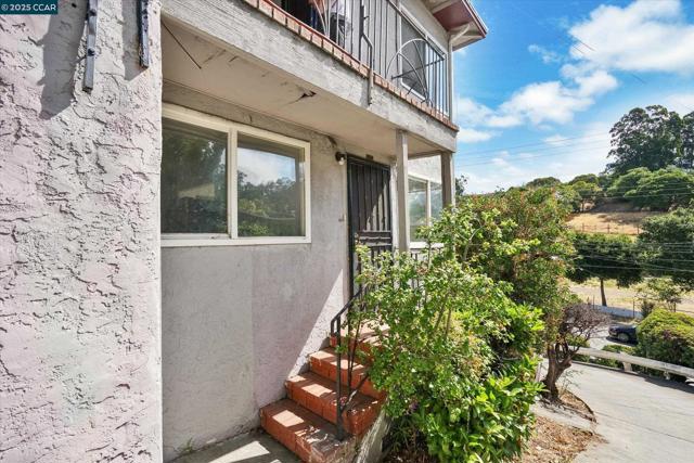 5235 Macarthur Blvd, Oakland CA: https://media.crmls.org/mediaz/fdda7e39-8f14-4081-88fb-e6d6107968f3.jpg