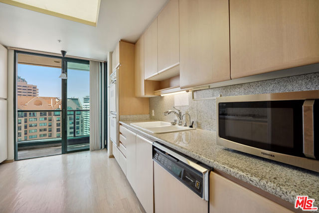 10490 Wilshire Boulevard, Los Angeles CA: https://media.crmls.org/mediaz/fddad6c5-1857-473c-9374-ec83c2c6cb9a.jpg