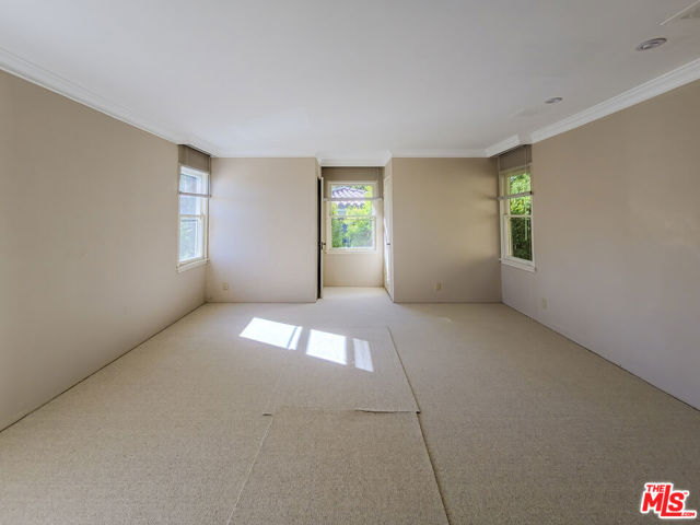 8967 St Ives Drive, Los Angeles CA: https://media.crmls.org/mediaz/fddb743d-555f-4966-a577-619d66a991b2.jpg