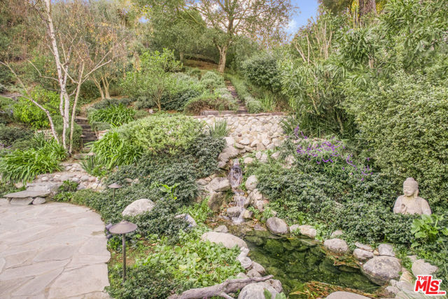9420 Eden Drive, Beverly Hills CA: https://media.crmls.org/mediaz/fddc068f-74e8-4315-8fca-c4c7f85e7b8f.jpg