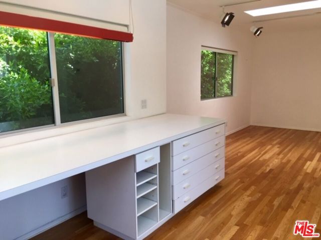 4031 Hollyline Avenue, Sherman Oaks CA: https://media.crmls.org/mediaz/fddc5b7d-bd78-496d-828e-1c656b079b57.jpg