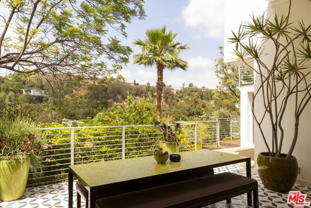 2500 Carman Crest Drive, Los Angeles CA: https://media.crmls.org/mediaz/fddd8fcd-8b91-4d1c-8c11-348e51c198a0.jpg