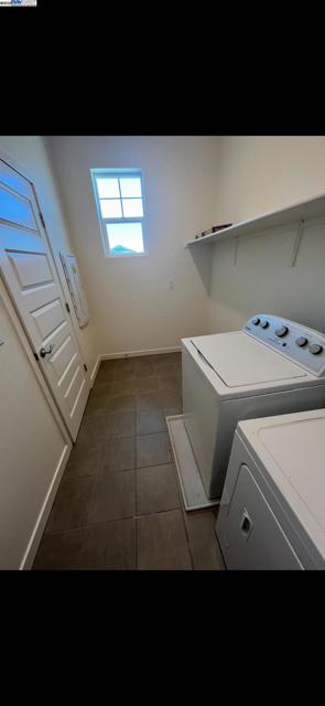 17516 Gemini Ct, Lathrop CA: https://media.crmls.org/mediaz/fdddb243-3ad0-4066-9c7d-fc185607dd69.jpg