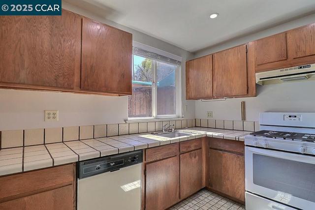 2465 Buena Vista Ave, Walnut Creek CA: https://media.crmls.org/mediaz/fdde4a1d-870a-4f6d-911f-a92ce6fcc6a1.jpg