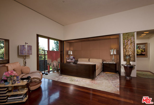 470 Layton Way, Los Angeles CA: https://media.crmls.org/mediaz/fddeb067-6953-4064-bc42-fda1cb13935b.jpg