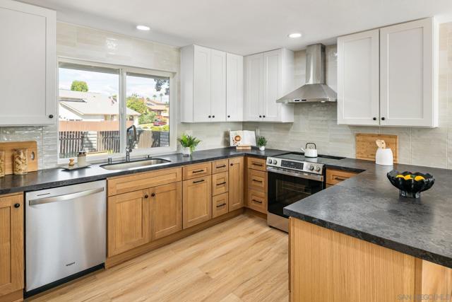 10437 Hermanos Rd, San Diego CA: https://media.crmls.org/mediaz/fddec83f-fea0-4ae8-a320-340dcfaebd7a.jpg