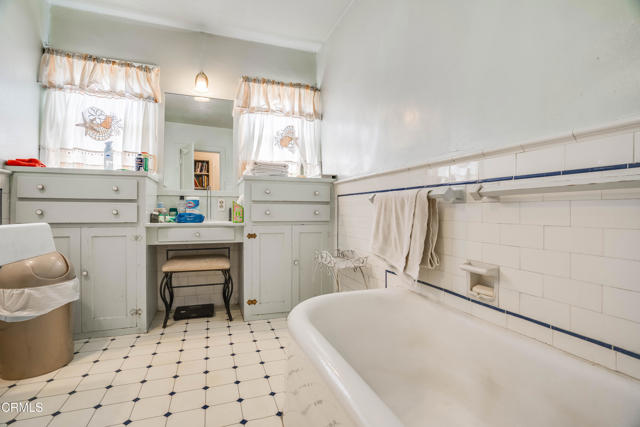 1120 S Burnside Avenue, Los Angeles CA: https://media.crmls.org/mediaz/fddf0b33-20b5-4e37-a508-0f4e1fb99eaa.jpg