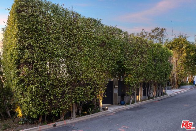 1415 Summitridge Drive, Beverly Hills CA: https://media.crmls.org/mediaz/fddfa3ca-d2f7-433f-ad10-a1862b73e6d2.jpg