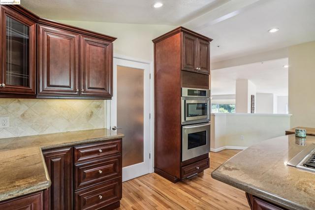2335 Tunnel Rd, Oakland CA: https://media.crmls.org/mediaz/fddfe42e-11a1-4e17-8622-0ecbd114171f.jpg