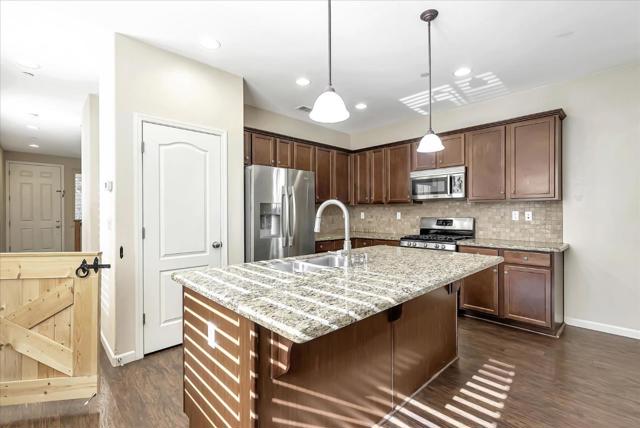 165 W Questa Trail, Tracy CA: https://media.crmls.org/mediaz/fde00e65-f300-480e-ad69-427d7e857659.jpg