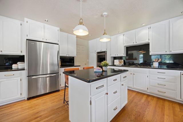 16 Niner Court, Redwood City CA: https://media.crmls.org/mediaz/fde09407-2ac6-4e84-a051-ea0da01a24ef.jpg