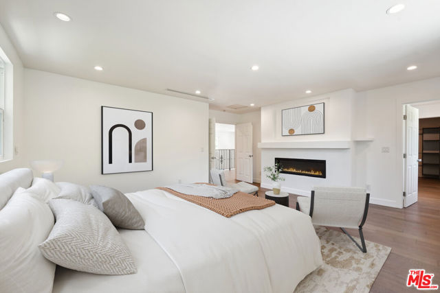 5114 Cedros Avenue, Sherman Oaks CA: https://media.crmls.org/mediaz/fde0a92b-a1bf-4165-8a87-baac1e557171.jpg