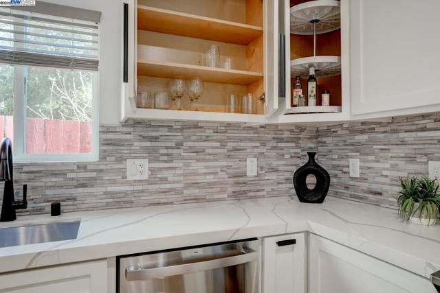 3254 Keith Ave, Castro Valley CA: https://media.crmls.org/mediaz/fde2607a-5d0e-4db1-8bef-a16cee3bc4be.jpg