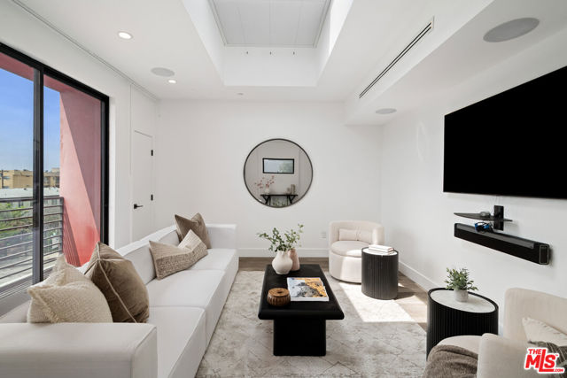 6871 Fountain Avenue, Los Angeles CA: https://media.crmls.org/mediaz/fde28037-70ff-4120-b444-1f66c4160f53.jpg