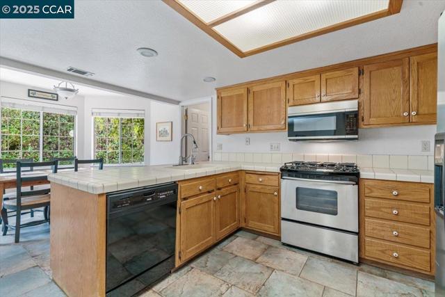 891 Robin Cir, Arroyo Grande CA: https://media.crmls.org/mediaz/fde2d3d1-7b24-4093-b895-c73a2f326251.jpg