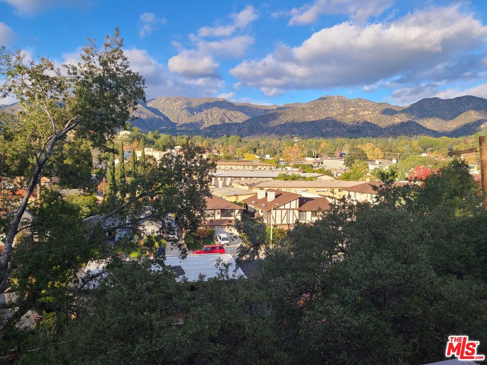 https://media.crmls.org/mediaz/fde328a7-7de4-4e7f-80ec-ac765b589212.jpg?preset=X-Large