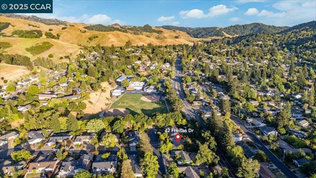 42 Freitas Dr, Moraga CA: https://media.crmls.org/mediaz/fde423fc-e2a1-4fde-b6fd-b2cfea32c17d.jpg
