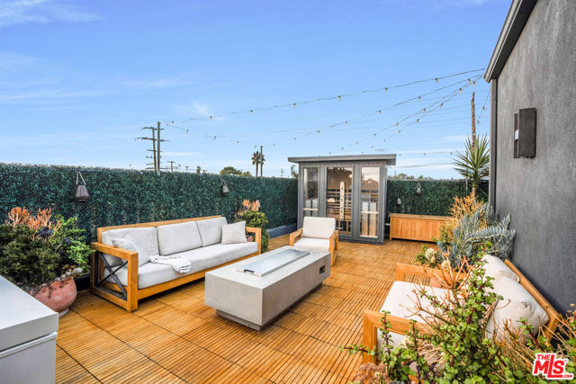 2515 Lincoln Boulevard, Venice CA: https://media.crmls.org/mediaz/fde44500-677a-4c3f-b88f-17a7329e9396.jpg