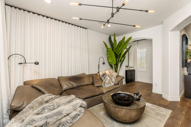 6072 Mandeville Place, Oak Park CA: https://media.crmls.org/mediaz/fde44aeb-fdab-4115-a2a3-06fc1dcb1906.jpg