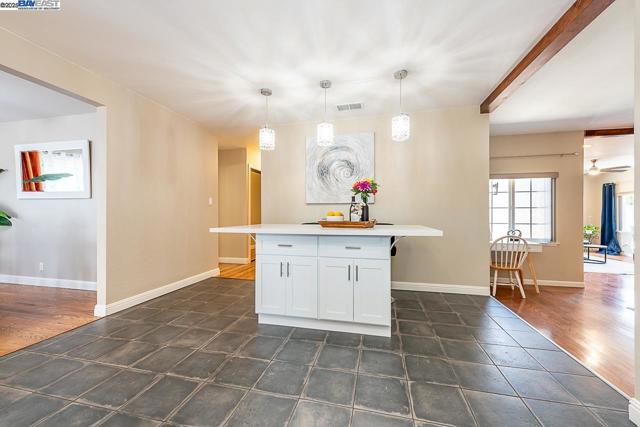 32409 Elizabeth Way, Union City CA: https://media.crmls.org/mediaz/fde466d5-0802-40f5-9ba2-6efad017fbff.jpg