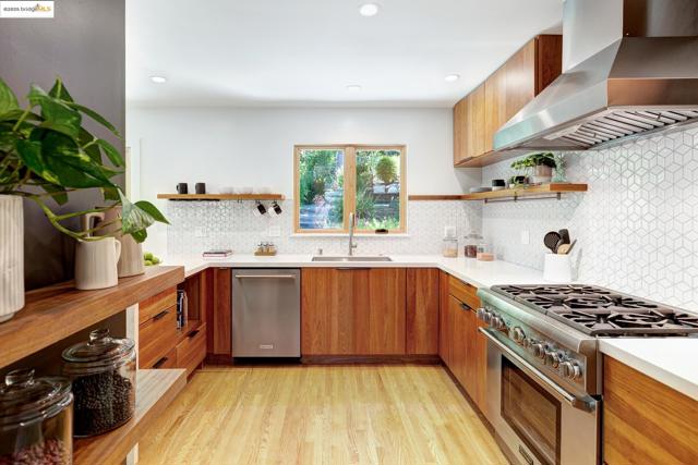 5801 Balboa Dr, Oakland CA: https://media.crmls.org/mediaz/fde59833-6433-458f-ba83-cb6e27fb1f0f.jpg