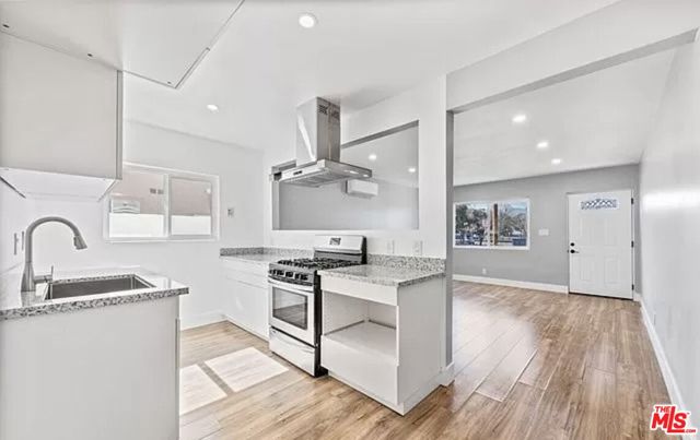 24242 Pine Street, Newhall CA: https://media.crmls.org/mediaz/fde5a7b1-58fa-4d3d-aec8-b49ddc1b33b8.jpg