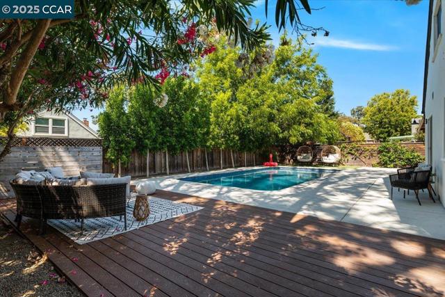1275 Windermere Way, Concord CA: https://media.crmls.org/mediaz/fde5adc6-f6d6-4f76-8d4b-744cacf1975e.jpg