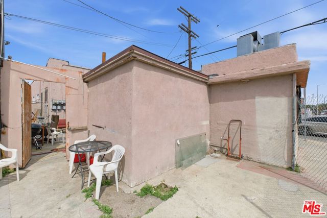 1570 E 110th Street, Los Angeles CA: https://media.crmls.org/mediaz/fde69546-65a2-4b1e-ba28-17330eddf3bf.jpg