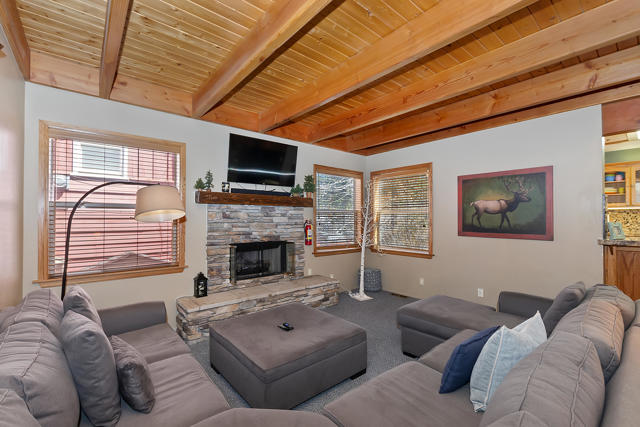 387 Wren Drive, Big Bear CA: https://media.crmls.org/mediaz/fde6f699-a270-42a1-abeb-ac297bb403d7.jpg