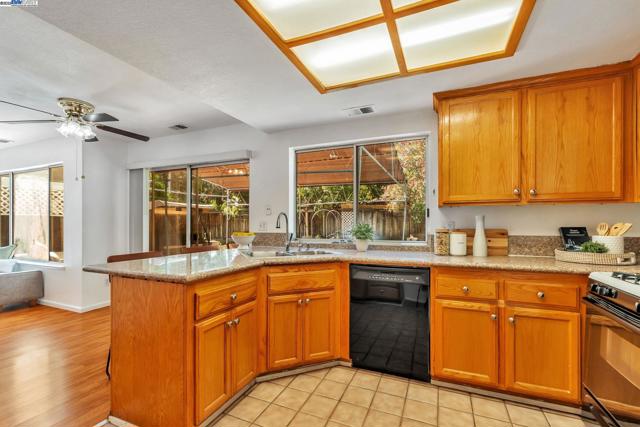 840 Menay Dr, Tracy CA: https://media.crmls.org/mediaz/fde76d79-60ef-40f4-8171-4cf0332cba9e.jpg