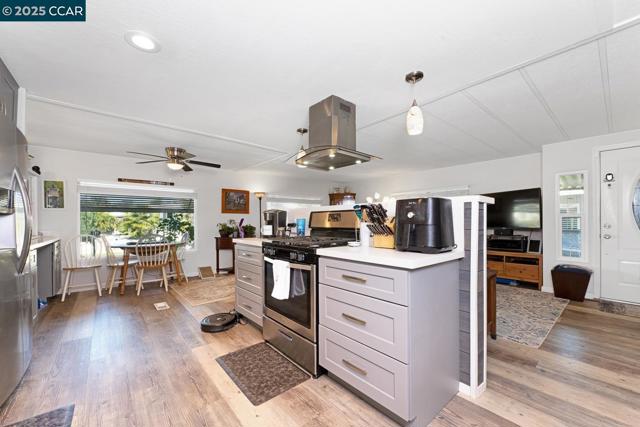 2006 Dalis Dr, Concord CA: https://media.crmls.org/mediaz/fde7bd53-8e45-4ffa-a9f9-72d4e40141ec.jpg
