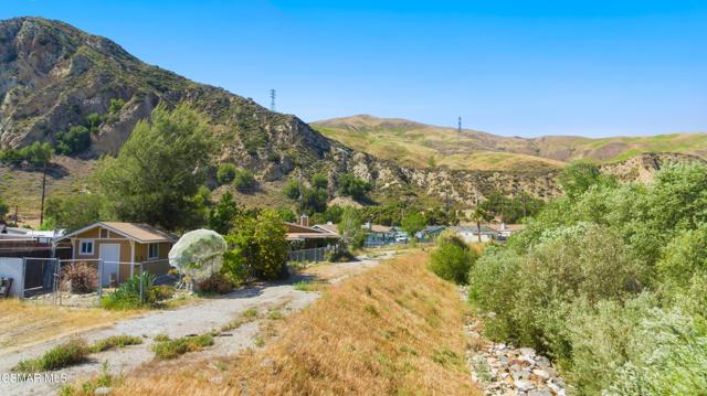 978 Main Street, Piru CA: https://media.crmls.org/mediaz/fde80390-55b3-46f2-a54f-f6f593482fa4.jpg