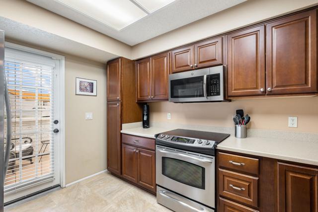 285 Desert Falls E Drive, Palm Desert CA: https://media.crmls.org/mediaz/fde82f49-e60d-479a-b2f8-497d03449c47.jpg