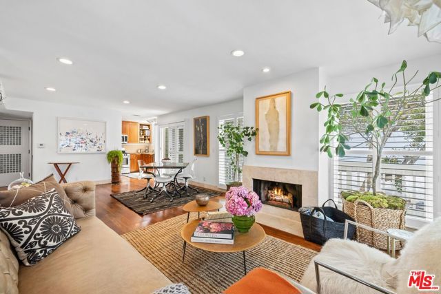 17 20th Avenue, Venice CA: https://media.crmls.org/mediaz/fde92f20-c7f4-4d3d-92c0-f0eae5f653ad.jpg