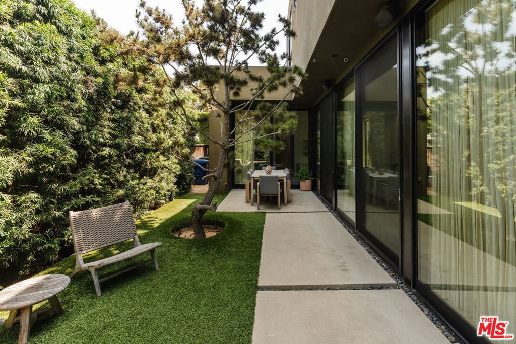 https://media.crmls.org/mediaz/fdea0193-85dc-4b75-bfbb-581bd1894a81.jpg?preset=X-Large