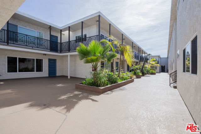 2721 2nd Street, Santa Monica CA: https://media.crmls.org/mediaz/fdea9776-af18-4535-98d2-46d8bc5a2fd5.jpg