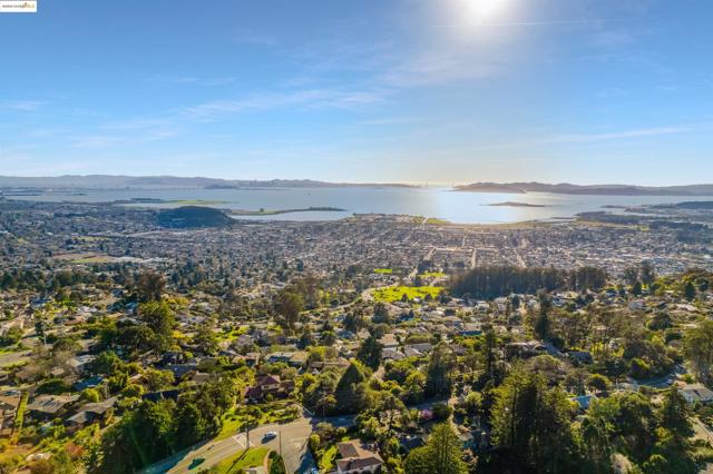 8715 Don Carol Drive, El Cerrito CA: https://media.crmls.org/mediaz/fdeb0514-536f-43d3-a56a-afb112d7be67.jpg