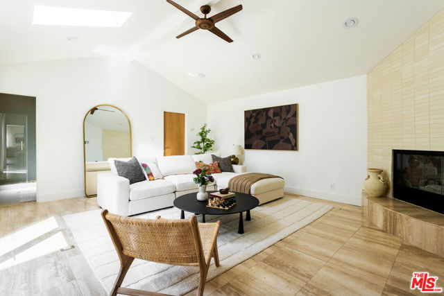 3981 Beethoven Street, Los Angeles CA: https://media.crmls.org/mediaz/fdeb6af1-c3f3-41ad-b733-ea016d7bd599.jpg