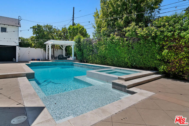4909 Encino Terrace, Encino CA: https://media.crmls.org/mediaz/fdeb8149-1438-4f91-a0ab-9e0bf2420b2d.jpg